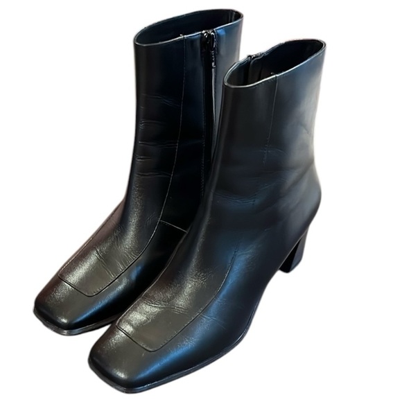 Banana Republic Black Lucca Leather Ankle Boot Italy 2.5” Heel Side Zipper 9 - Picture 1 of 16